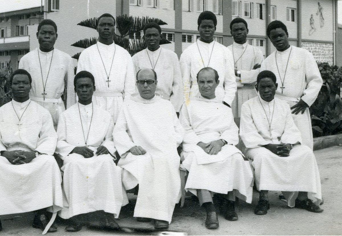 Ir. Diamantino e Padre Nogueira com os noviços em Nampula