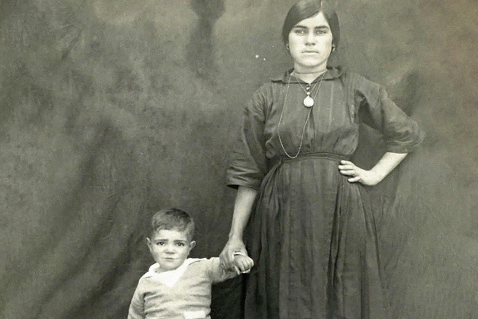 Padre Nogueira em criança com a sua mãe. Finais da década de 1920.